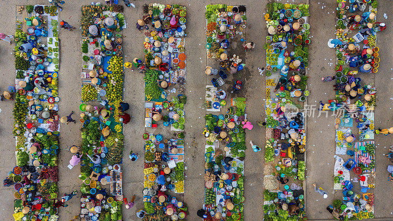 鸟瞰越南Vi Thanh或Chom Hom市场早晨当地市场繁忙的日常生活